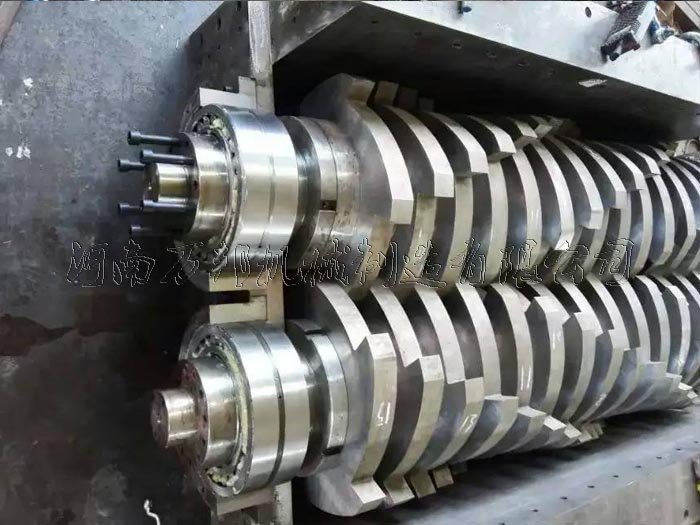 紙箱撕碎機內部